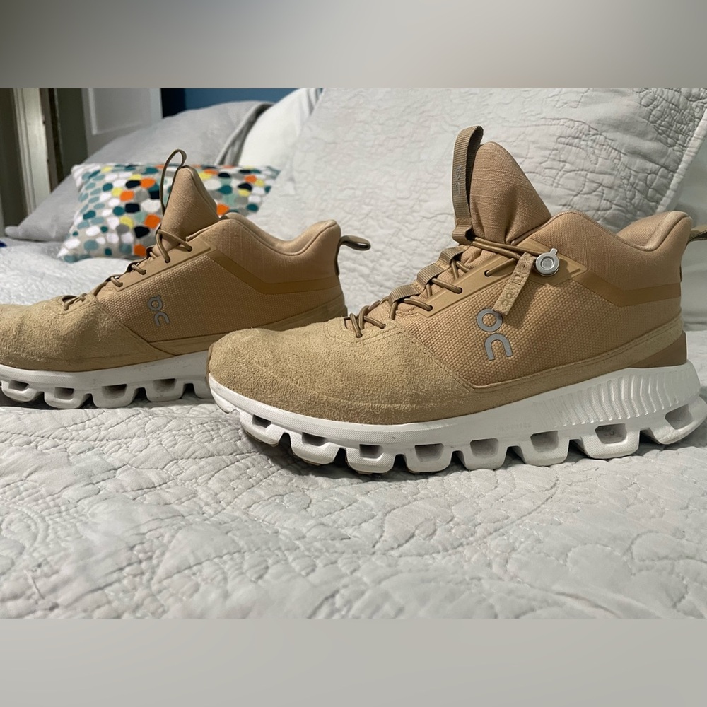 On cloud boots size 9